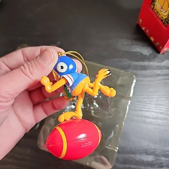1996 NOS Garfield Football Christmas Ornament Paws Trim-A-Tree - Picture 5 of 5
